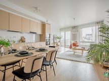 Kuvasta poiketen myytävässä huoneistossa valkoinen keittiö yhdistettynä tummiin tasoihin