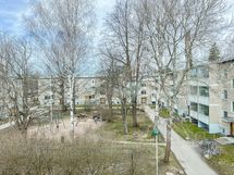 Ikkunoista avautuu näkymät sisäpihalle.