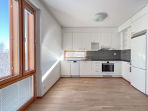 Avokeittiö on hyvin varustettu ja sen yhteyteen saa mahtumaan isonkin ruokapöydän.