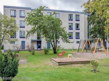 Pihajulkisivu A-porras ja iso lapsiystävällinen piha.