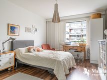 Makuuhuone1 olohuoneen ovelta päin katsottuna.