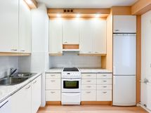 Keittokomerossa on hyvin kaappitilaa.