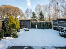 Suojaisa takapiha (saatavilla myös kesäkuvia)