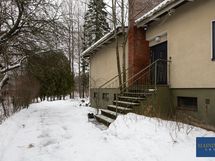 Käynti etupihalle ja ajokäytävälle.