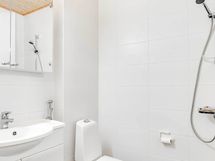 Yläkerran wc:n yhteydessä myös suihku