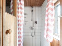 Puusaunan yhteydessä oleva kylpyhuone