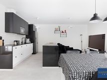 Ruokailutilan yhteydessä on avokeittiö.