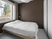 Makuuhuoneessa on liukuovikaapistot