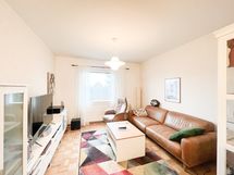 Viihtyisä koti vehreällä alueella, hissitalon ylimmässä kerroksessa.