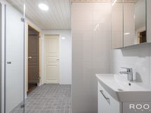 Kauttaaltaan uusitusta kylpyhuoneesta on käynti asunnon omaan tilavaan saunaan.