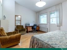 Yläkerran päämakuuhuone