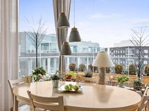 Lasitettu parveke, jossa ruokailutila