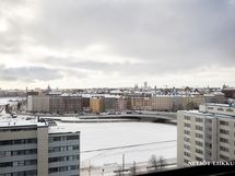 Makuuhuoneen näkymät keskustan kattojen yli