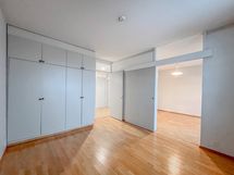 Makuuhuoneessa on hyvin kaappitilaa.