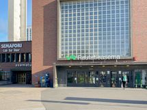 Rautatieasemalle  on  matkaa reilut 300 metriä ja sinne kävelee vain muutamassa minuutissa.