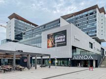 Kauppakeskus Ainoa ja metroasema aivan kodin alapuolella.