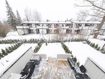 Näkymä yläkerrasta omalle takapihalle