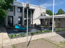 Myyjän kesäkuvia etupihalta