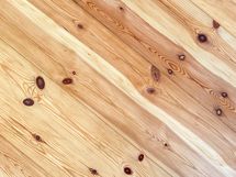 Asunnon kaunis puulattia on juuri hiottu ja lakattu.