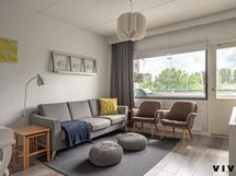 Olohuone on valoisa ja antaa mahdollisuuksia erilaisille ratkaisuille