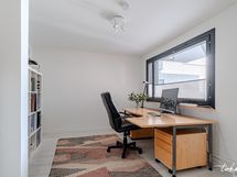 Yksi huoneista hieman muista erillään, nyt kotitoimistona.