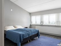 Yllättävän iso päämakuuhuone, tänne mahtuu myös työtila