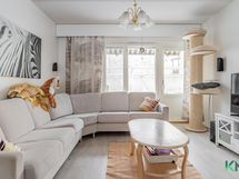 Valoisa olohuone mistä käynti tilavalle terassille.