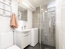 Kylpyhuone on uusittu LVIS-saneerauksen yhteydessä (2014-2015)