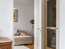 Makuhuoneen yhteydessä vaatehuone.