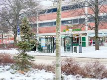 Bussit kulkee aivan vierestä.