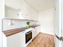 Keittiössä astianpesukone sekä liesi juuri uusittu.