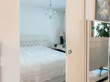 Huoneiden välissä kätevä liukuovi.