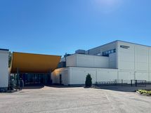 Muun muassa uimahalli, liikuntahalli ja kuntorata melkein vieressä.