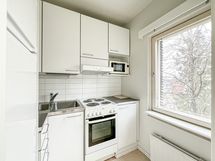 Ikkuna tuo kivasti valoa keittokomeroon.