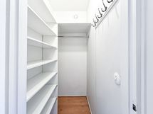 Makuuhuoneen vieressä myös tilava vaatehuone.
