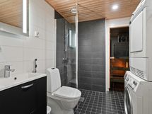 Arjen luksusta on tilava kylpyhuone ja oma sauna.