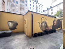 Taloyhtiön sisäpihan hieno muraali.