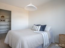 Päämakuuhuone asunnon vasemmassa päädyssä. Huoneen takaosassa on tilava vaate-/pukeutusmishuone.