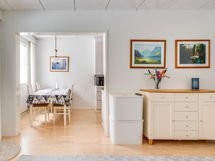 Ruokailutilaan sopii 6hengen pöytä