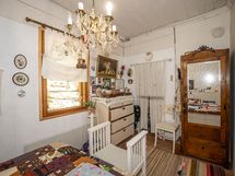 Makuuhuoneen toisessa päässä, verhon takana on hyvä tila vaatesäilytykselle.