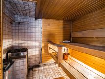 Sauna, jossa sähkö- ja puukiuas