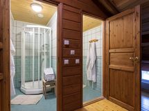 Yläkerrassa 2 suihkua