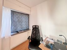 Huoneistossa on iso ikkunallinen alkovi.