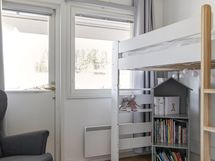 Makuuhuone 2, josta käynti parvekkeelle