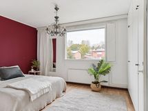 Makuuhuoneessa on hyvin kaappitilaa