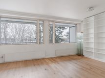 Alakerran huone 1. on helppo jakaa kahdeksi erilliseksi huoneeksi.