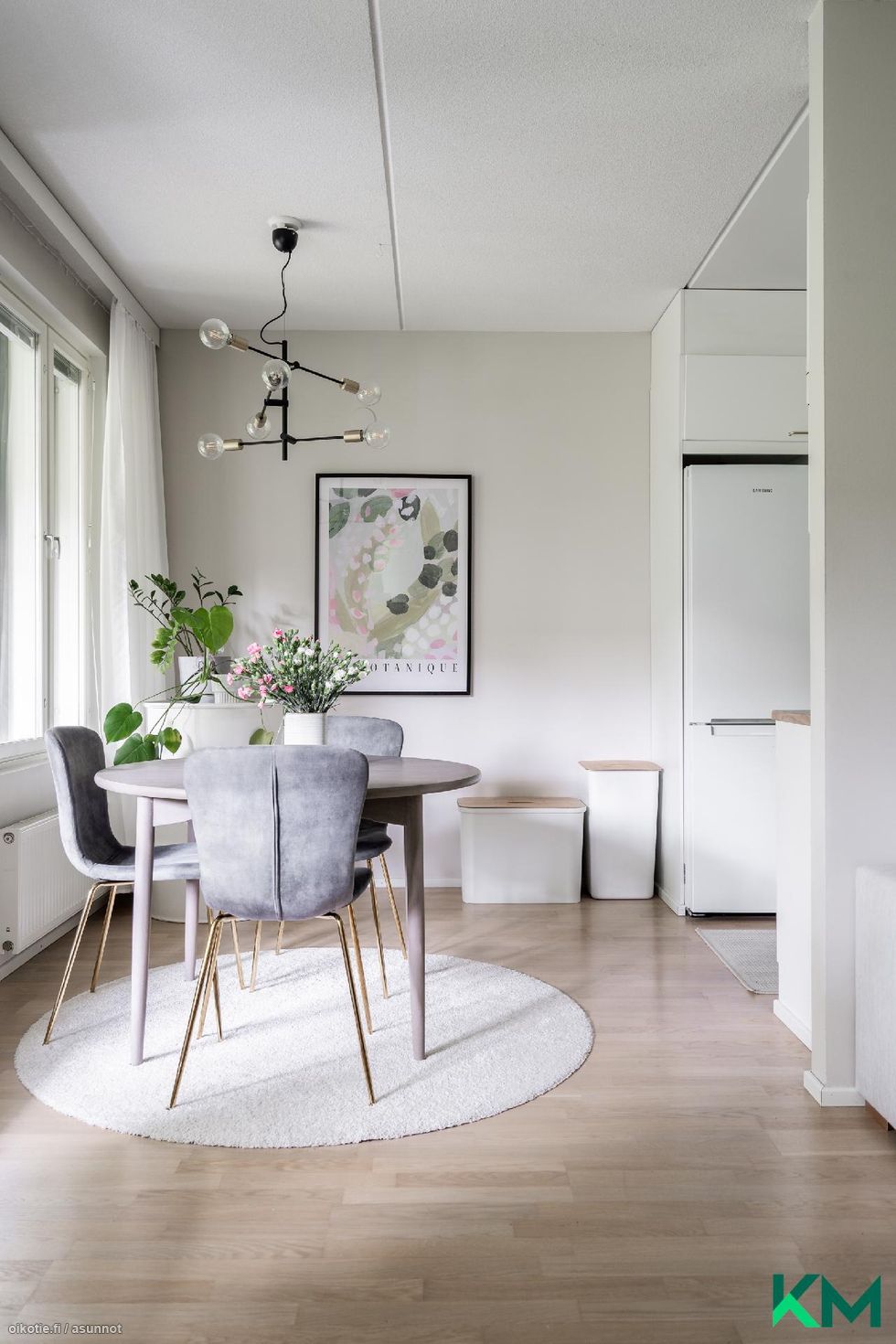 Ruokailutila on keittiön vieressä