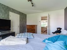 Makuuhuone 1, jossa iso vaatehuone