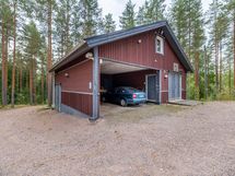 Päärakennuksen läheisyydessä sijaitsee autotalli/autokatos/aittarakennus, kellarissa  mönkijäsuoja.