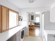 Näkymä kodinhoitohuoneesta keittiöön